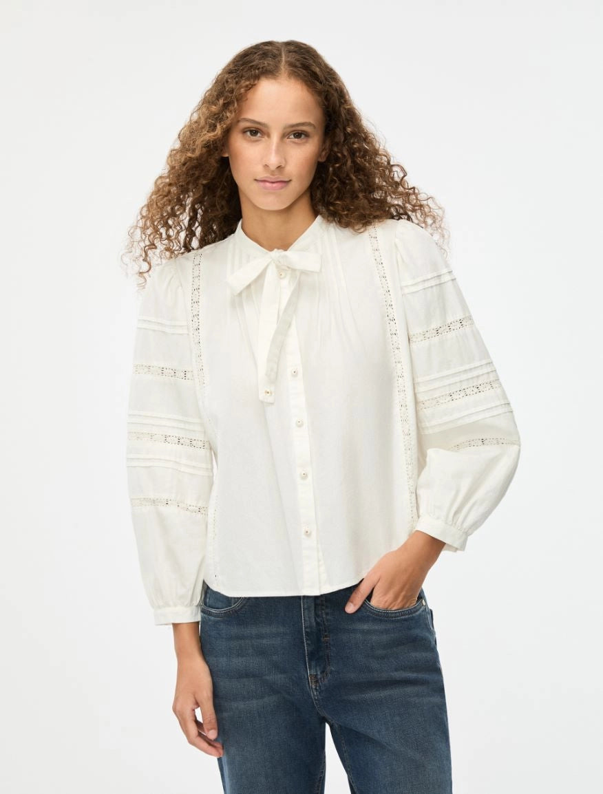 iBlues White Loose Fit Shirt. Iblghiamdola