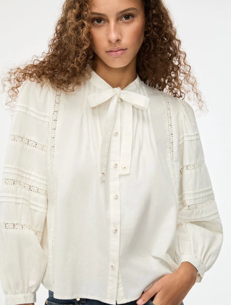 iBlues White Loose Fit Shirt. Iblghiamdola