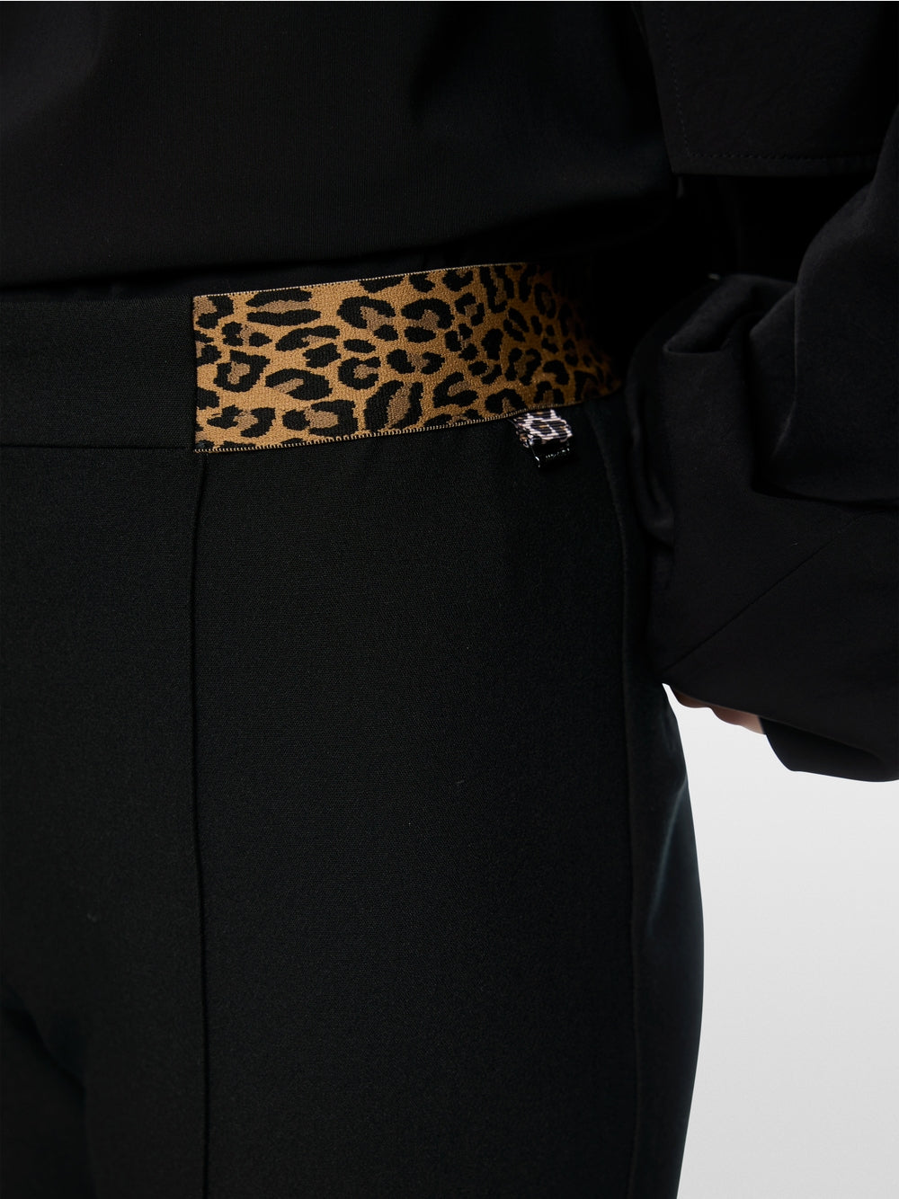 Marc Cain - SYDNEY slim fit, regular waist trousers BP 81.19 W44 col. 900