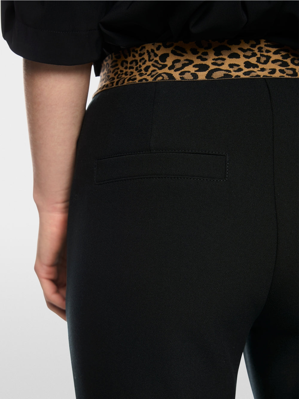 Marc Cain - SYDNEY slim fit, regular waist trousers BP 81.19 W44 col. 900