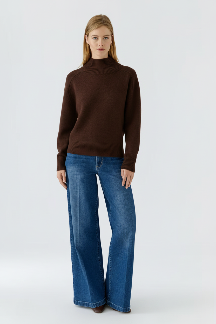 Chocolate Pullover - Model Full