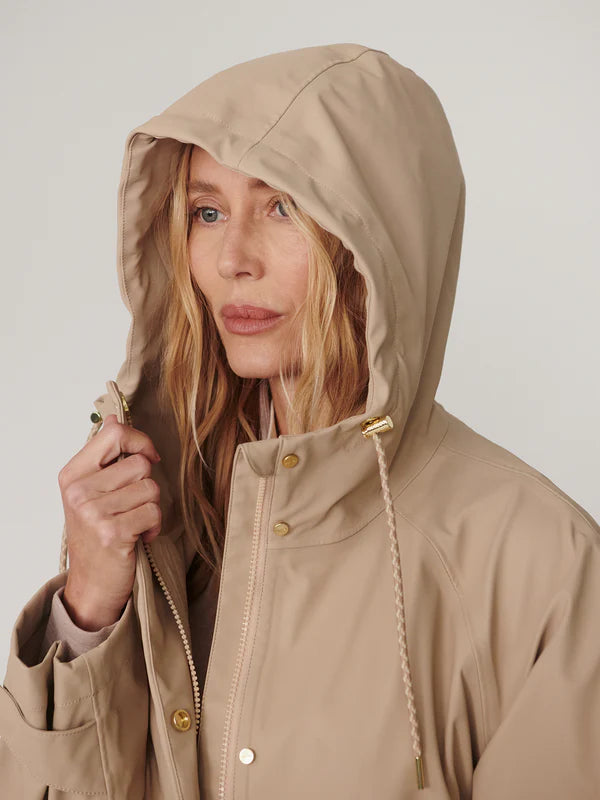 Varley  Orlen Short Raincoat - Light Taupe